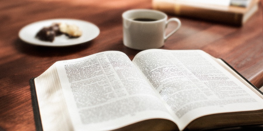 biblia y café